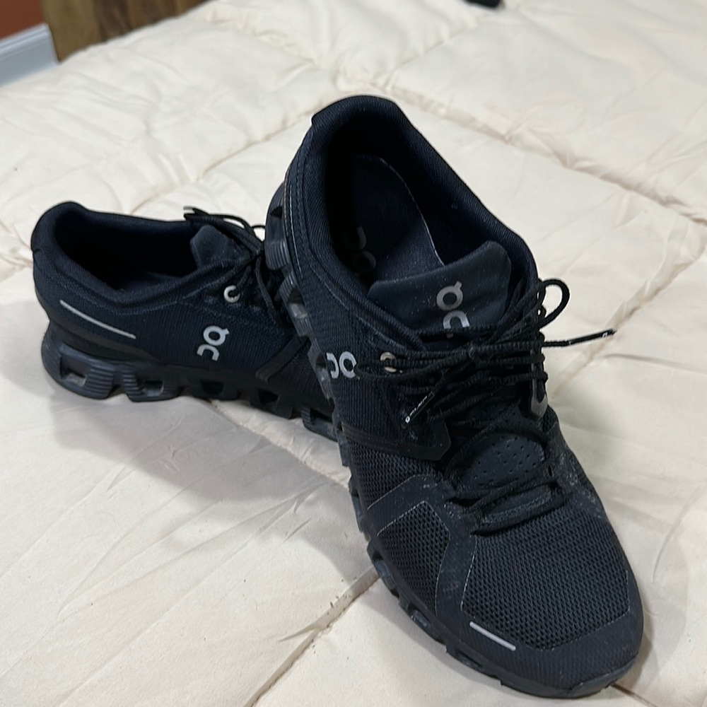 Mens Cloud 5, size 9.5 us , Black . Worn 4 times, Like New!